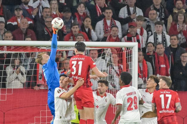 Lukas Hornicek (Sporting Braga, 01) faustet den Ball weg vor Igor Matanovic (SC Freiburg, 31) GER, SC Freiburg - Sporting Braga, Fussball, Europa League, Halbfinale, Saison 2025 2026, 07.05.2026 GER, SC Freiburg - Sporting Braga, Fussball, Europa League, Halbfinale, Saison 2025 2026, 07.05.2026 Freiburg Copyright: xEibner-Pressefoto ThomasxHessx EP_THS