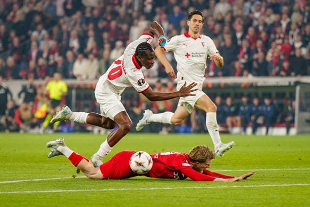 Deutschland: Fussball Europa League 2025 - 2026, Halbfinale - SC Freiburg vs Sporting Braga - Europa Park Stadion (Freiburg): Mario Dorgeles (SC Braga, 20) foult Jan-Niklas Beste (SC Freiburg, 19) und bekommt danach von Schiedsrichter Davide Massa (Italien) die Rote Karte in der 6. Minute Copyright: xJOERANxSTEINSIEKx