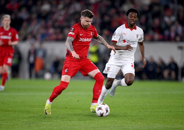 FUSSBALL EUROPA LEAGUE SAISON 2025 2026 Halbfinal Rueckspiel 07.05.2026 SC Freiburg - SC Braga Auf dem Weg zum Tor zum 1 - 0, Torschuetze Lukas Kuebler (li, SC Freiburg) gegen Gorby (re, SC Braga)