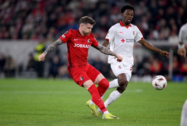FUSSBALL EUROPA LEAGUE SAISON 2025 2026 Halbfinal Rueckspiel 07.05.2026 SC Freiburg - SC Braga Auf dem Weg zum Tor zum 1 - 0, Torschuetze Lukas Kuebler (li, SC Freiburg) gegen Gorby (re, SC Braga)