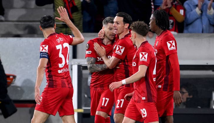 FUSSBALL EUROPA LEAGUE SAISON 2025 2026 Halbfinal Rueckspiel 07.05.2026 SC Freiburg - SC Braga Jubel SC Freiburg nach dem Tor zum 1 - 0, v. li., Vincenzo Grifo , Torschuetze Lukas Kuebler , Nicolas Hoefler