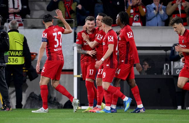 FUSSBALL EUROPA LEAGUE SAISON 2025 2026 Halbfinal Rueckspiel 07.05.2026 SC Freiburg - SC Braga Jubel SC Freiburg nach dem Tor zum 1 - 0, v. li., Vincenzo Grifo , Torschuetze Lukas Kuebler , Nicolas Hoefler