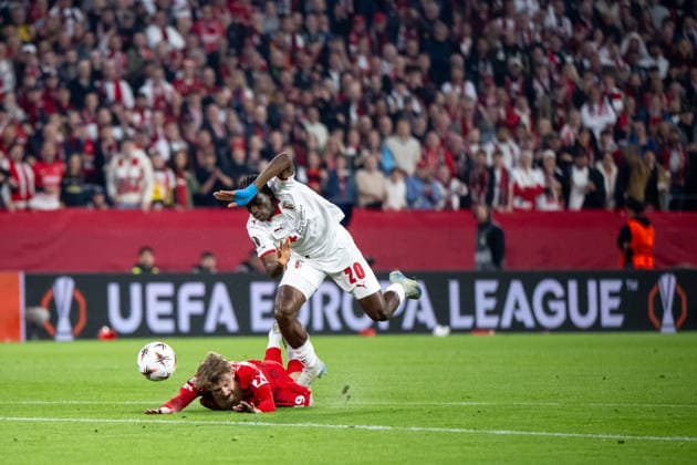 GER, Europa League, Halbfinale, SC Freiburg vs Sporting Braga 07.05.2026, Europa Park Stadion, Freiburg, GER, Europa League, Halbfinale, SC Freiburg vs Sporting Braga, im Bild Jan-Niklas Beste (SC Freiburg, 19) wird von Mario Dorgeles (SC Braga, 20) per Notbremse gefoult,