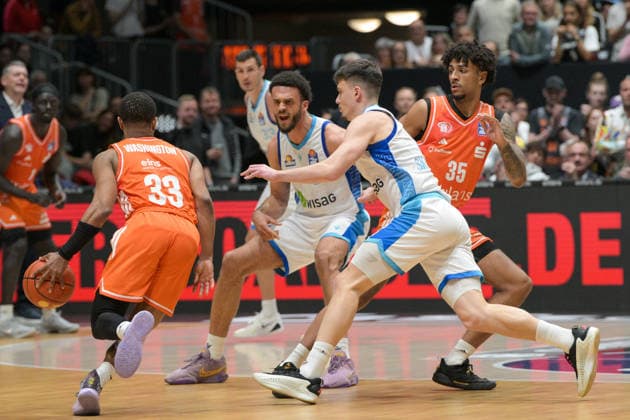 easyCredit Basketball Bundesliga, 33. Spieltag, Niners Chemnitz -Frankfurt Skyliners 07.05.2026 ab 18.30 Uhr Chemnitz, Chemnitz Arena Im Foto: Eric Washington(33), Roman Bedime(35) easyCredit Basketball Bundesliga, 33. Spieltag, Niners Chemnitz - Frankfurt Skyliners Chemnitz Sachsen Deutschland