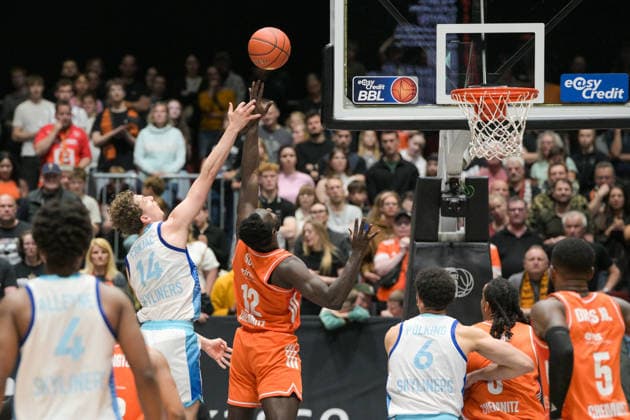 easyCredit Basketball Bundesliga, 33. Spieltag, Niners Chemnitz -Frankfurt Skyliners 07.05.2026 ab 18.30 Uhr Chemnitz, Chemnitz Arena Im Foto: Ivan Crnjac(14), Amadou Sow(12) easyCredit Basketball Bundesliga, 33. Spieltag, Niners Chemnitz - Frankfurt Skyliners Chemnitz Sachsen Deutschland