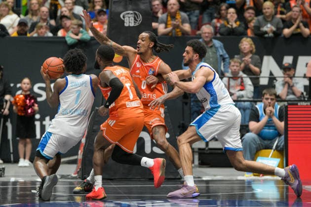 easyCredit Basketball Bundesliga, 33. Spieltag, Niners Chemnitz -Frankfurt Skyliners 07.05.2026 ab 18.30 Uhr Chemnitz, Chemnitz Arena Im Foto: Isaiah Swope(1), Cory Davis(5), Kevin Yebo(0), defense easyCredit Basketball Bundesliga, 33. Spieltag, Niners Chemnitz - Frankfurt Skyliners Chemnitz Sachsen Deutschland
