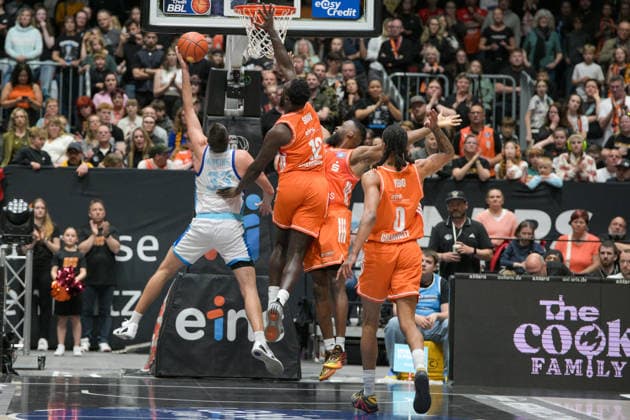 easyCredit Basketball Bundesliga, 33. Spieltag, Niners Chemnitz -Frankfurt Skyliners 07.05.2026 ab 18.30 Uhr Chemnitz, Chemnitz Arena Im Foto: Ryan Hawkins(33), Amadou Sow(12), Kevin Yebo(0), John Newman III(9) easyCredit Basketball Bundesliga, 33. Spieltag, Niners Chemnitz - Frankfurt Skyliners Chemnitz Sachsen Deutschland