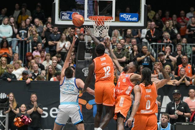 easyCredit Basketball Bundesliga, 33. Spieltag, Niners Chemnitz -Frankfurt Skyliners 07.05.2026 ab 18.30 Uhr Chemnitz, Chemnitz Arena Im Foto: Ryan Hawkins(33), Amadou Sow(12), Kevin Yebo(0), John Newman III(9) easyCredit Basketball Bundesliga, 33. Spieltag, Niners Chemnitz - Frankfurt Skyliners Chemnitz Sachsen Deutschland