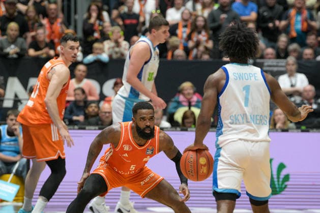 easyCredit Basketball Bundesliga, 33. Spieltag, Niners Chemnitz -Frankfurt Skyliners 07.05.2026 ab 18.30 Uhr Chemnitz, Chemnitz Arena Im Foto: Defense, Cory Davis(5), Isaiah Swope(1) easyCredit Basketball Bundesliga, 33. Spieltag, Niners Chemnitz - Frankfurt Skyliners Chemnitz Sachsen Deutschland