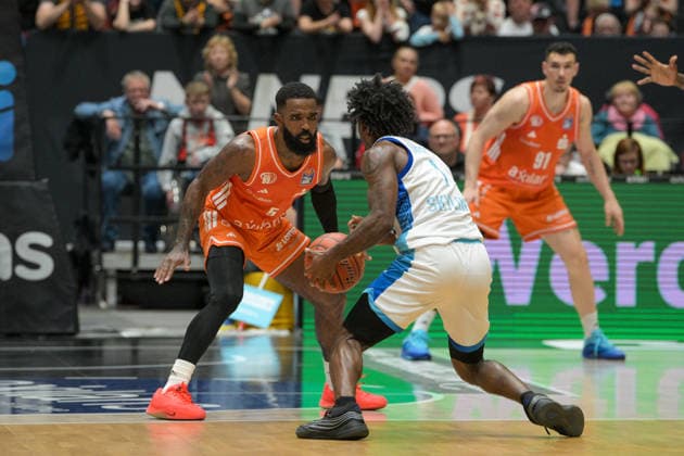 easyCredit Basketball Bundesliga, 33. Spieltag, Niners Chemnitz -Frankfurt Skyliners 07.05.2026 ab 18.30 Uhr Chemnitz, Chemnitz Arena Im Foto: Defense, Cory Davis(5), Isaiah Swope(1) easyCredit Basketball Bundesliga, 33. Spieltag, Niners Chemnitz - Frankfurt Skyliners Chemnitz Sachsen Deutschland