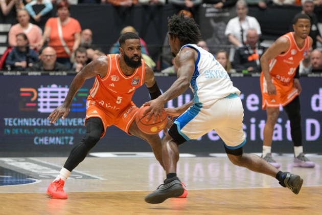 easyCredit Basketball Bundesliga, 33. Spieltag, Niners Chemnitz -Frankfurt Skyliners 07.05.2026 ab 18.30 Uhr Chemnitz, Chemnitz Arena Im Foto: Defense, Cory Davis(5), Isaiah Swope(1) easyCredit Basketball Bundesliga, 33. Spieltag, Niners Chemnitz - Frankfurt Skyliners Chemnitz Sachsen Deutschland