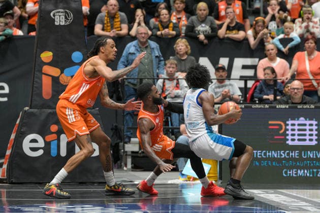 easyCredit Basketball Bundesliga, 33. Spieltag, Niners Chemnitz -Frankfurt Skyliners 07.05.2026 ab 18.30 Uhr Chemnitz, Chemnitz Arena Im Foto: defense Kevin Yebo(0), Cory Davis(5), Isaiah Swope(1) easyCredit Basketball Bundesliga, 33. Spieltag, Niners Chemnitz - Frankfurt Skyliners Chemnitz Sachsen Deutschland