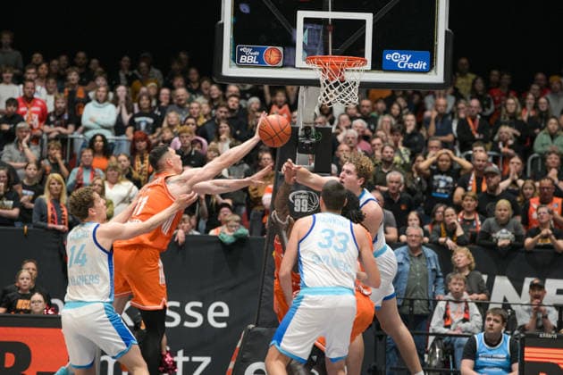 easyCredit Basketball Bundesliga, 33. Spieltag, Niners Chemnitz -Frankfurt Skyliners 07.05.2026 ab 18.30 Uhr Chemnitz, Chemnitz Arena Im Foto: Ivan Crnjac(14), Yordan Minchev(91), Ryan Hawkins(33), easyCredit Basketball Bundesliga, 33. Spieltag, Niners Chemnitz - Frankfurt Skyliners Chemnitz Sachsen Deutschland