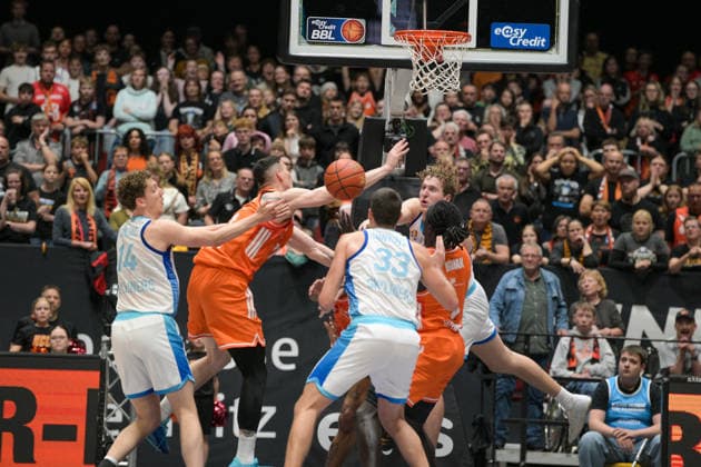 easyCredit Basketball Bundesliga, 33. Spieltag, Niners Chemnitz -Frankfurt Skyliners 07.05.2026 ab 18.30 Uhr Chemnitz, Chemnitz Arena Im Foto: Ivan Crnjac(14), Yordan Minchev(91), Ryan Hawkins(33), easyCredit Basketball Bundesliga, 33. Spieltag, Niners Chemnitz - Frankfurt Skyliners Chemnitz Sachsen Deutschland