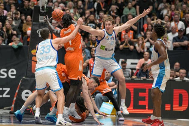 easyCredit Basketball Bundesliga, 33. Spieltag, Niners Chemnitz -Frankfurt Skyliners 07.05.2026 ab 18.30 Uhr Chemnitz, Chemnitz Arena Im Foto: Ryan Hawkins(33), Aher Uguak(1), Jacob Holt(10) easyCredit Basketball Bundesliga, 33. Spieltag, Niners Chemnitz - Frankfurt Skyliners Chemnitz Sachsen Deutschland