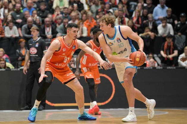 easyCredit Basketball Bundesliga, 33. Spieltag, Niners Chemnitz -Frankfurt Skyliners 07.05.2026 ab 18.30 Uhr Chemnitz, Chemnitz Arena Im Foto: Yordan Minchev(91), Jacob Holt(10) easyCredit Basketball Bundesliga, 33. Spieltag, Niners Chemnitz - Frankfurt Skyliners Chemnitz Sachsen Deutschland