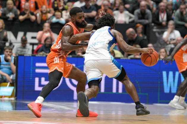 easyCredit Basketball Bundesliga, 33. Spieltag, Niners Chemnitz -Frankfurt Skyliners 07.05.2026 ab 18.30 Uhr Chemnitz, Chemnitz Arena Im Foto: Cory Davis(5), Isaiah Swope(1) easyCredit Basketball Bundesliga, 33. Spieltag, Niners Chemnitz - Frankfurt Skyliners Chemnitz Sachsen Deutschland