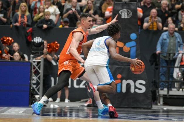 easyCredit Basketball Bundesliga, 33. Spieltag, Niners Chemnitz -Frankfurt Skyliners 07.05.2026 ab 18.30 Uhr Chemnitz, Chemnitz Arena Im Foto: Yordan Minchev(91), Nahieme Alleyne(4) easyCredit Basketball Bundesliga, 33. Spieltag, Niners Chemnitz - Frankfurt Skyliners Chemnitz Sachsen Deutschland