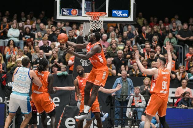 easyCredit Basketball Bundesliga, 33. Spieltag, Niners Chemnitz -Frankfurt Skyliners 07.05.2026 ab 18.30 Uhr Chemnitz, Chemnitz Arena Im Foto: Ryan Hawkins(33), Aher Uguak(1), Amadou Sow(12) easyCredit Basketball Bundesliga, 33. Spieltag, Niners Chemnitz - Frankfurt Skyliners Chemnitz Sachsen Deutschland