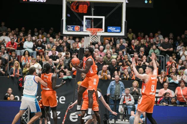 easyCredit Basketball Bundesliga, 33. Spieltag, Niners Chemnitz -Frankfurt Skyliners 07.05.2026 ab 18.30 Uhr Chemnitz, Chemnitz Arena Im Foto: Ryan Hawkins(33), Aher Uguak(1), Amadou Sow(12) easyCredit Basketball Bundesliga, 33. Spieltag, Niners Chemnitz - Frankfurt Skyliners Chemnitz Sachsen Deutschland