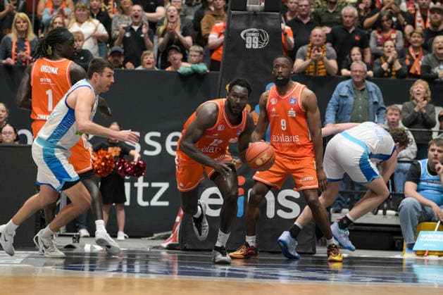 easyCredit Basketball Bundesliga, 33. Spieltag, Niners Chemnitz -Frankfurt Skyliners 07.05.2026 ab 18.30 Uhr Chemnitz, Chemnitz Arena Im Foto: Ryan Hawkins(33), Aher Uguak(1), Amadou Sow(12) easyCredit Basketball Bundesliga, 33. Spieltag, Niners Chemnitz - Frankfurt Skyliners Chemnitz Sachsen Deutschland