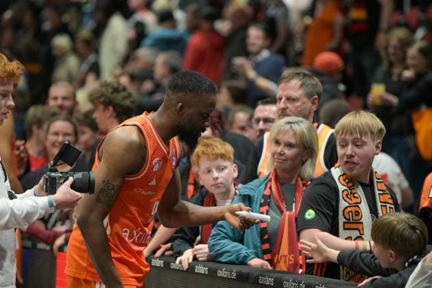easyCredit Basketball Bundesliga, 33. Spieltag, Niners Chemnitz -Frankfurt Skyliners 07.05.2026 ab 18.30 Uhr Chemnitz, Chemnitz Arena Im Foto: John Newman III(9), Fan Unterschrift easyCredit Basketball Bundesliga, 33. Spieltag, Niners Chemnitz - Frankfurt Skyliners Chemnitz Sachsen Deutschland