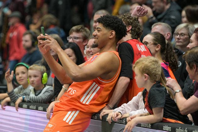 easyCredit Basketball Bundesliga, 33. Spieltag, Niners Chemnitz -Frankfurt Skyliners 07.05.2026 ab 18.30 Uhr Chemnitz, Chemnitz Arena Im Foto: Selfie mit den Fans Kostja Mushidi(11) easyCredit Basketball Bundesliga, 33. Spieltag, Niners Chemnitz - Frankfurt Skyliners Chemnitz Sachsen Deutschland