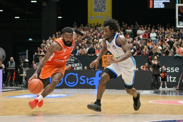 easyCredit Basketball Bundesliga, 33. Spieltag, Niners Chemnitz -Frankfurt Skyliners 07.05.2026 ab 18.30 Uhr Chemnitz, Chemnitz Arena Im Foto: Cory Davis(5), Isaiah Swope(1) easyCredit Basketball Bundesliga, 33. Spieltag, Niners Chemnitz - Frankfurt Skyliners Chemnitz Sachsen Deutschland