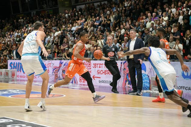 easyCredit Basketball Bundesliga, 33. Spieltag, Niners Chemnitz -Frankfurt Skyliners 07.05.2026 ab 18.30 Uhr Chemnitz, Chemnitz Arena Im Foto: Ryan Hawkins(33), Eric Washington(33), Isaiah Swope(1) easyCredit Basketball Bundesliga, 33. Spieltag, Niners Chemnitz - Frankfurt Skyliners Chemnitz Sachsen Deutschland