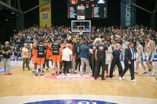 easyCredit Basketball Bundesliga, 33. Spieltag, Niners Chemnitz -Frankfurt Skyliners 07.05.2026 ab 18.30 Uhr Chemnitz, Chemnitz Arena Im Foto: Niners Chemnitz feiern Sieg easyCredit Basketball Bundesliga, 33. Spieltag, Niners Chemnitz - Frankfurt Skyliners Chemnitz Sachsen Deutschland