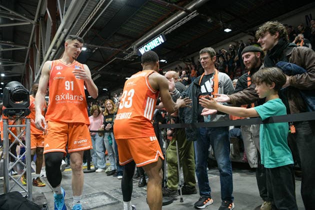 easyCredit Basketball Bundesliga, 33. Spieltag, Niners Chemnitz -Frankfurt Skyliners 07.05.2026 ab 18.30 Uhr Chemnitz, Chemnitz Arena Im Foto: Yordan Minchev(91), Eric Washington(33) Klatscht mit Fans ab easyCredit Basketball Bundesliga, 33. Spieltag, Niners Chemnitz - Frankfurt Skyliners Chemnitz Sachsen Deutschland