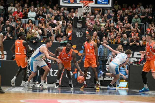 easyCredit Basketball Bundesliga, 33. Spieltag, Niners Chemnitz -Frankfurt Skyliners 07.05.2026 ab 18.30 Uhr Chemnitz, Chemnitz Arena Im Foto: Ryan Hawkins(33), Aher Uguak(1), Amadou Sow(12) easyCredit Basketball Bundesliga, 33. Spieltag, Niners Chemnitz - Frankfurt Skyliners Chemnitz Sachsen Deutschland