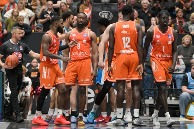 easyCredit Basketball Bundesliga, 33. Spieltag, Niners Chemnitz -Frankfurt Skyliners 07.05.2026 ab 18.30 Uhr Chemnitz, Chemnitz Arena Im Foto: Niners Chemnitz, Cory Davis(5), John Newman III(9), Amadou Sow(12), Aher Uguak(1) easyCredit Basketball Bundesliga, 33. Spieltag, Niners Chemnitz - Frankfurt Skyliners Chemnitz Sachsen Deutschland