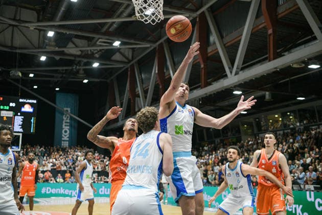 easyCredit Basketball Bundesliga, 33. Spieltag, Niners Chemnitz -Frankfurt Skyliners 07.05.2026 ab 18.30 Uhr Chemnitz, Chemnitz Arena Im Foto: Kevin Yebo(0), Ivan Crnjac(14) easyCredit Basketball Bundesliga, 33. Spieltag, Niners Chemnitz - Frankfurt Skyliners Chemnitz Sachsen Deutschland
