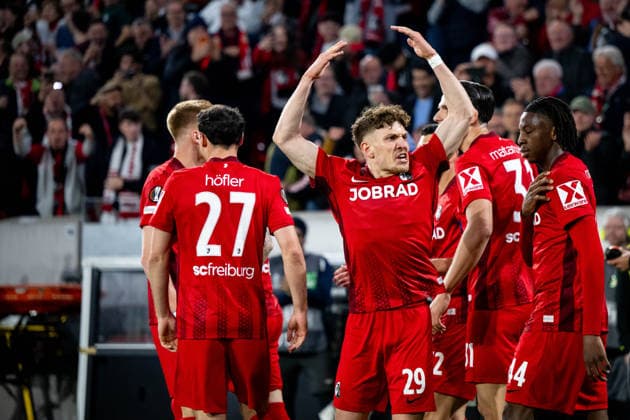 GER, Europa League, Halbfinale, SC Freiburg vs Sporting Braga 07.05.2026, Europa Park Stadion, Freiburg, GER, Europa League, Halbfinale, SC Freiburg vs Sporting Braga, im Bild Philipp Treu (SC Freiburg, 29), Nicolas Höfler (SC Freiburg, 27), Johan Manzambi (SC Freiburg, 44) und Team jubeln ueber das Tor zum 1:0 durch Lukas Kübler (SC Freiburg, 17),