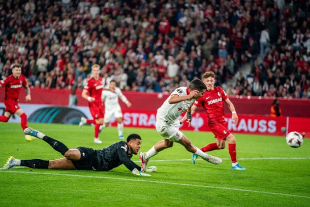 07.05.2026, xdaymx, Fussball UEFA Europa League, SC Freiburg - Sporting vl. Noah Atubolu (Freiburg) wird von Victor Gomez (SC Braga) überwunden, der schießt jedoch an den Pfosten (DFL DFB REGULATIONS PROHIBIT ANY USE OF PHOTOGRAPHS as IMAGE SEQUENCES and or QUASI-VIDEO) Freiburg