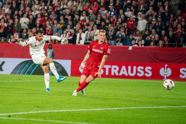 07.05.2026, xdaymx, Fussball UEFA Europa League, SC Freiburg - Sporting vl. Rodrigo Zalazar (SC Braga) mit einem Schuss aufs leere Tor, der jedoch von einem Freiburger vor der Linie geblockt wird (DFL DFB REGULATIONS PROHIBIT ANY USE OF PHOTOGRAPHS as IMAGE SEQUENCES and or QUASI-VIDEO) Freiburg