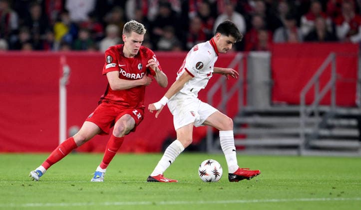 FUSSBALL EUROPA LEAGUE SAISON 2025 2026 Halbfinal Rueckspiel 07.05.2026 SC Freiburg - SC Braga Matthias Ginter (li, SC Freiburg) gegen Pau Victor (re, SC Braga)
