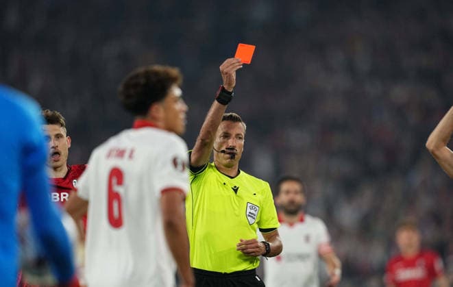 Mario Dorgeles (Braga) receives a red card during Freiburg and Braga, UEFA Europa League Semi final, Europa-Park Stadion, Freiburg, Germany on May 7, 2026. Thor Wegner DeFodi Images. (Photo by DeFodi Images) -
