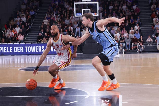 2026.05.07 xfsx GER,Hamburg,1.Basketballl Bundesliga, easyCredit BBL,Veolia Towers Hamburg vs Fitness First Wuerzburg Baskets, in der Inselpark Arena , v.l. Davion Mintz (Wuerzburg Baskets ,10) , Jan Niklas Wimberg (Veolia Towers Hamburg ,17) Copyright: HMBxMedia FernandoxSoares
