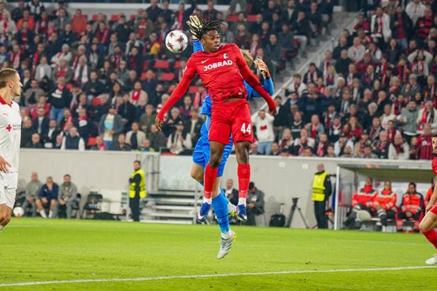 Deutschland: Fussball Europa League 2025 - 2026, Halbfinale - SC Freiburg vs Sporting Braga - Europa Park Stadion (Freiburg): Johan Manzambi (SC Freiburg, 44) Lukas Hornicek (SC Braga, 1) Copyright: xJOERANxSTEINSIEKx