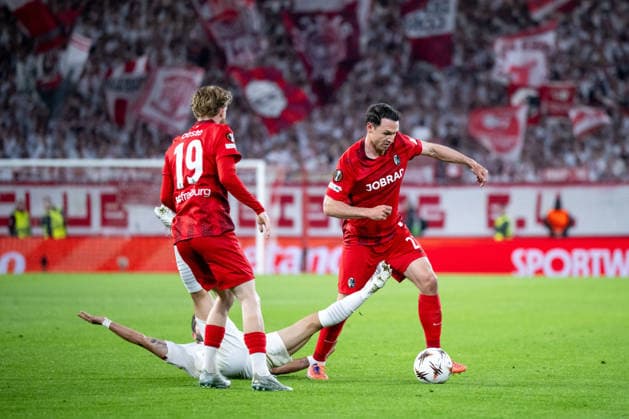 GER, Europa League, Halbfinale, SC Freiburg vs Sporting Braga 07.05.2026, Europa Park Stadion, Freiburg, GER, Europa League, Halbfinale, SC Freiburg vs Sporting Braga, im Bild Nicolas Höfler (SC Freiburg, 27) im Zweikampf, davor Jan-Niklas Beste (SC Freiburg, 19),