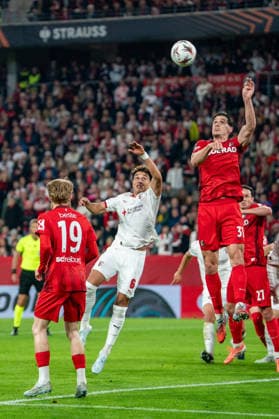 07.05.2026, xdaymx, Fussball UEFA Europa League, SC Freiburg - Sporting vl. Vitor Carvalho (SC Braga) im Kopfballduell mit Igor Matanovic (Freiburg) (DFL DFB REGULATIONS PROHIBIT ANY USE OF PHOTOGRAPHS as IMAGE SEQUENCES and or QUASI-VIDEO) Freiburg