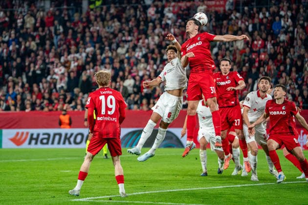 07.05.2026, xdaymx, Fussball UEFA Europa League, SC Freiburg - Sporting vl. Vitor Carvalho (SC Braga) im Kopfballduell mit Igor Matanovic (Freiburg) (DFL DFB REGULATIONS PROHIBIT ANY USE OF PHOTOGRAPHS as IMAGE SEQUENCES and or QUASI-VIDEO) Freiburg