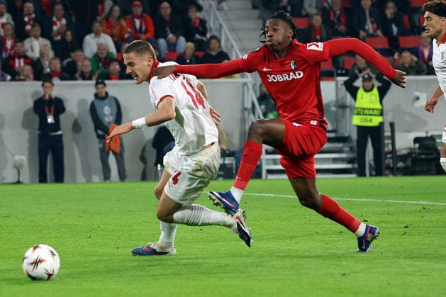 07.05.2026, xrekx, Fussball UEFA Europa League, SC Freiburg - Sporting Braga v.l. Gustaf Lagerbielke (SC Braga) Johan Manzambi (SC Freiburg) Zweikampf, Aktion, action, battle for the ball (DFL DFB REGULATIONS PROHIBIT ANY USE OF PHOTOGRAPHS as IMAGE SEQUENCES and or QUASI-VIDEO) Freiburg