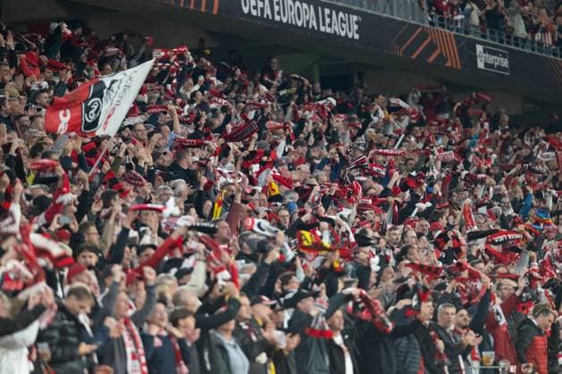Jubelnde Freiburger Fans, Fanschals, SC Freiburg vs. Sporting Braga, Fussball, Europa League 2025 2026, Halbfinale, 07.05.2026 Freiburg Baden-Wuerttemberg Deutschland