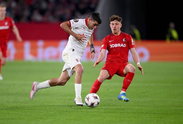 FUSSBALL EUROPA LEAGUE SAISON 2025 2026 Halbfinal Rueckspiel 07.05.2026 SC Freiburg - SC Braga Victor Gomez (li, SC Braga) gegen Philipp Treu (re, SC Freiburg)