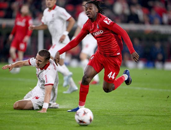 FUSSBALL EUROPA LEAGUE SAISON 2025 2026 Halbfinal Rueckspiel 07.05.2026 SC Freiburg - SC Braga Gustaf Lagerbielke (li, SC Braga) gegen Johan Manzambi (re, SC Freiburg)