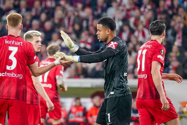 Deutschland: Fussball Europa League 2025 - 2026, Halbfinale - SC Freiburg vs Sporting Braga - Europa Park Stadion (Freiburg): Noah Atubolu (SC Freiburg, 01) pariert Torschuss Copyright: xJOERANxSTEINSIEKx