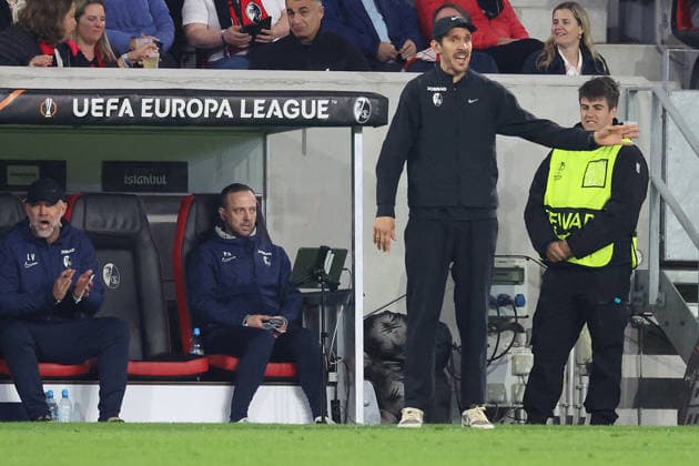 07.05.2026, xrekx, Fussball UEFA Europa League, SC Freiburg - Sporting Braga v.l. Julian Schuster Trainer (SC Freiburg) gibt Anweisungen, gestikuliert, mit den Armen gestikulieren gives instructions, gesticulate (DFL DFB REGULATIONS PROHIBIT ANY USE OF PHOTOGRAPHS as IMAGE SEQUENCES and or QUASI-VIDEO) Freiburg